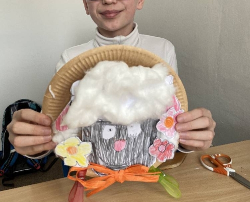 Dnes si děti vyrobily ovečku z papíru
