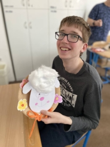 Dnes si děti vyrobily ovečku z papíru