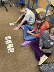 Hra se slabikami procvičování sluchové analýzy písmen a slabik