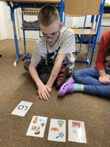 Hra se slabikami procvičování sluchové analýzy písmen a slabik