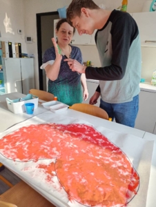 Práce s houbou na nádobí, temperami a našimi ručičkami