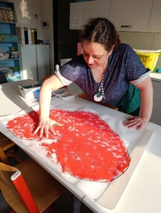 Práce s houbou na nádobí, temperami a našimi ručičkami