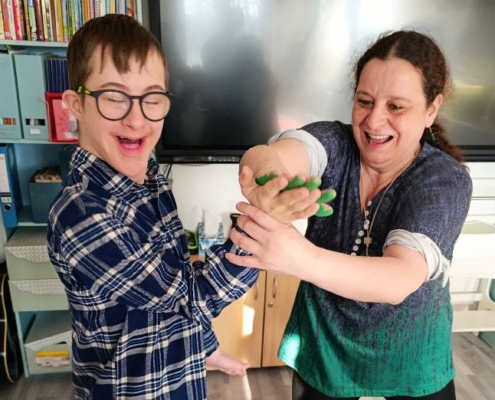 Práce s houbou na nádobí, temperami a našimi ručičkami