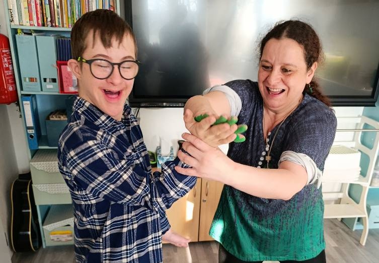 Práce s houbou na nádobí, temperami a našimi ručičkami