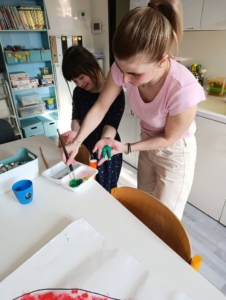 Práce s houbou na nádobí, temperami a našimi ručičkami