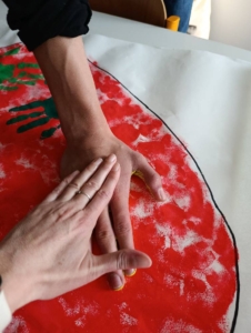 Práce s houbou na nádobí, temperami a našimi ručičkami