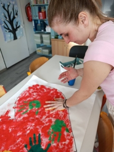 Práce s houbou na nádobí, temperami a našimi ručičkami