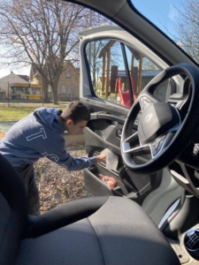 Jarní úklid školního auta