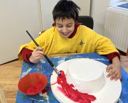 Ve výtvarné výchově jsme vybarvovali polystyrenové klobouky barvami