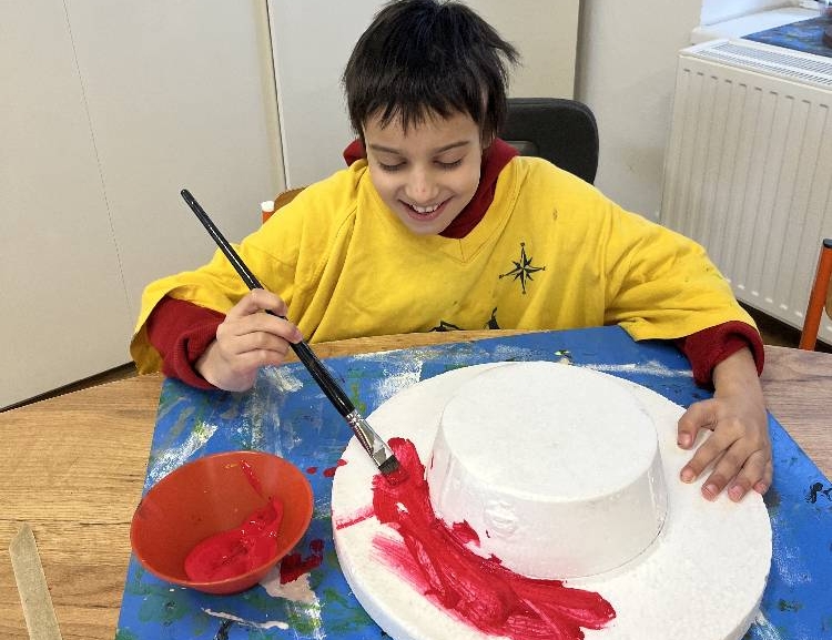 Ve výtvarné výchově jsme vybarvovali polystyrenové klobouky barvami