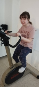 Procházky a dovádění na hřišti skvěle doplní cvičení v malé tělocvičně