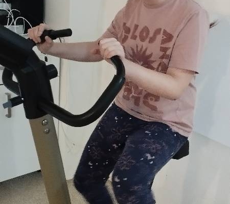 Procházky a dovádění na hřišti skvěle doplní cvičení v malé tělocvičně