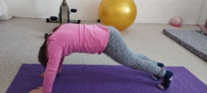 Procházky a dovádění na hřišti skvěle doplní cvičení v malé tělocvičně