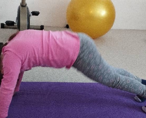 Procházky a dovádění na hřišti skvěle doplní cvičení v malé tělocvičně