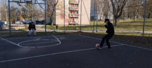 Procházky a dovádění na hřišti skvěle doplní cvičení v malé tělocvičně