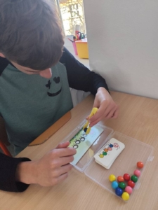 nacvičovala jemnou motoriku pomocí dětské pinzety