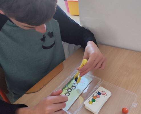 nacvičovala jemnou motoriku pomocí dětské pinzety