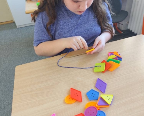 nacvičovala jemnou motoriku pomocí dětské pinzety