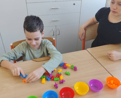 nacvičovala jemnou motoriku pomocí dětské pinzety