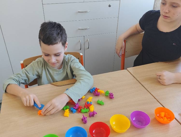 nacvičovala jemnou motoriku pomocí dětské pinzety