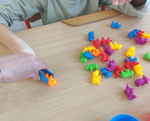 nacvičovala jemnou motoriku pomocí dětské pinzety