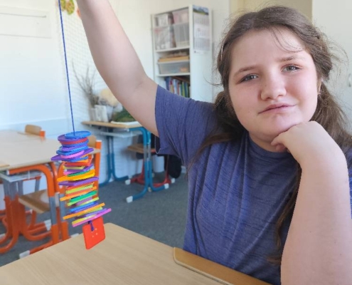 nacvičovala jemnou motoriku pomocí dětské pinzety