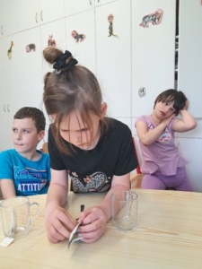 učení, venkovní tělocvik, výtvarná výchova, taneční a hlavně, přáníčka ke Dni matek