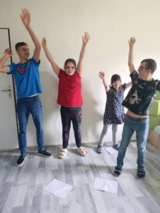 učení, venkovní tělocvik, výtvarná výchova, taneční a hlavně, přáníčka ke Dni matek