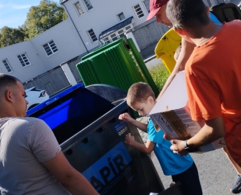starší pomohli těm mladším správně vytřídit odpad