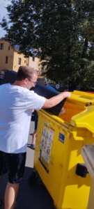 starší pomohli těm mladším správně vytřídit odpad