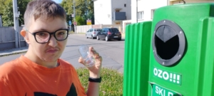 starší pomohli těm mladším správně vytřídit odpad