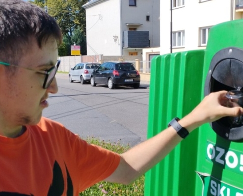 starší pomohli těm mladším správně vytřídit odpad
