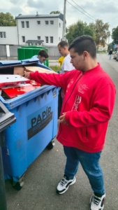 mnoho aktivit, učení, sportu, užili si lekci taneční, třídili jsme odpady a také jsme navštívili divadlo